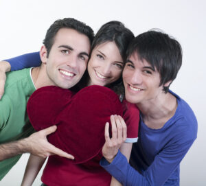 Polyamore Gruppenbeziehungen können bei der Online-Partnersuche gefunden worden. 