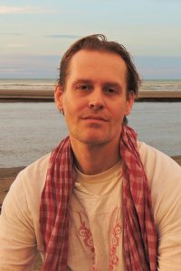 Porträt von Dr. Guido F. Gebauer am Meer. Autor des Grundsatztexts über ökologisches Dating und Green-Dating.