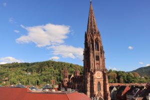 Dieses Bild zeigt den Münsterturm als Wahrzeichen von Freiburg i. Breigau. Gleichklang verwendte dieses Bild, um auf die Partnersuche in Freiburg i. Breisgau aufmerksam zu machen. 